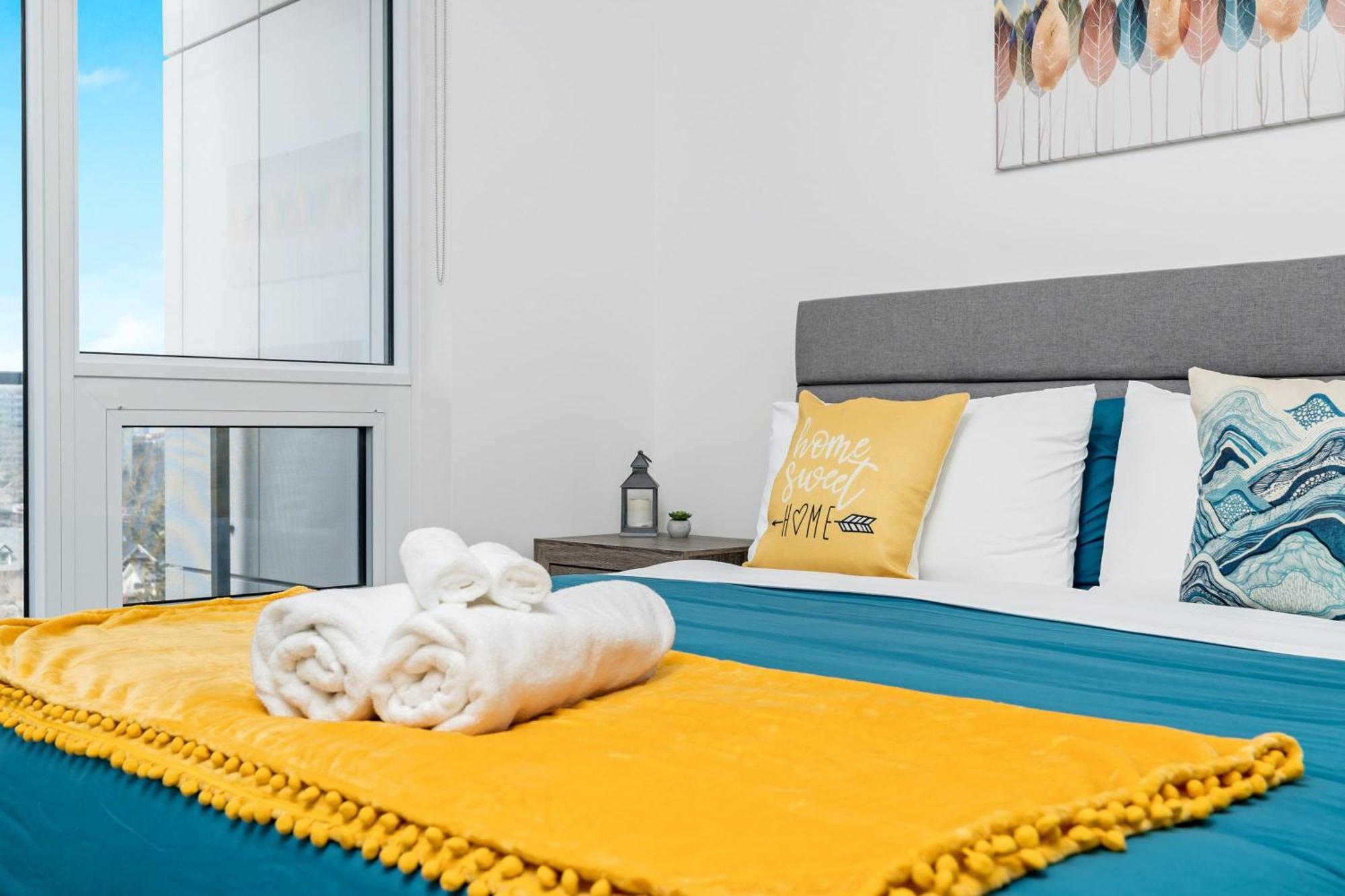 Luxury 1Br King Bed Unit - Private Balcony Lägenhet Kitchener Exteriör bild